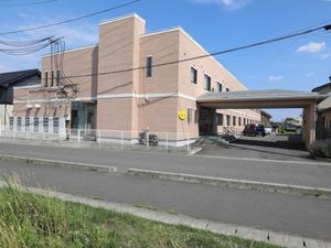 明るい外観の建物