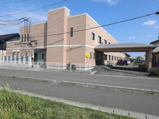 明るい外観の建物