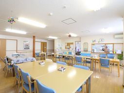 明るい食堂の様子