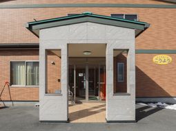 明るいエントランス外観