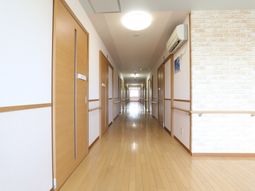 明るい廊下の風景