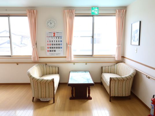 明るい窓際に椅子とソファーが設置された談話室である。入居者様の談笑など自由に利用することが可能である。