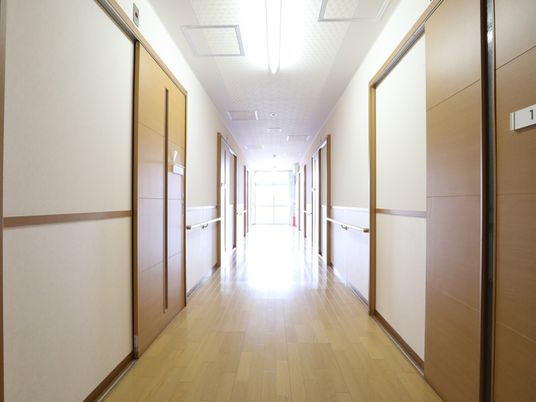 共用廊下には各居室の出入口が並んでいる。出入口はすべて間口の広いスライド式のため、速やかな出入りが可能である。