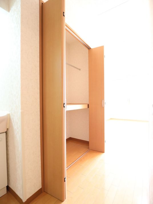 居室には収納庫があり両開きの折戸になっているため、開口時の間口が広く、大きな荷物を収納することが可能である。