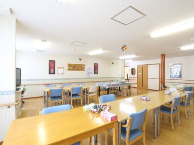 広々とした明るい食堂