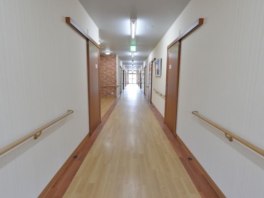 廊下の両サイドには手すりが設置してある。廊下は段差のないバリアフリーとなっているので、歩行しやすい設計である。