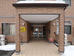 雪が積もる施設エントランス