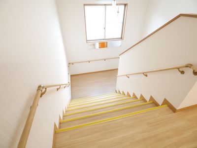 明るい廊下の階段