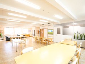 広々とした明るい食堂