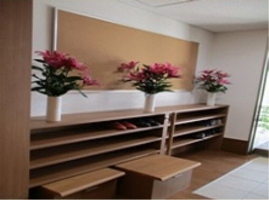 明るいエントランスの花