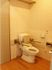 「スイートシャワー丸子」のトイレ。車椅子の方が引っかからない、広めのトイレ。