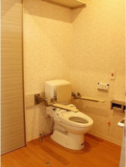 「スイートシャワー丸子」のトイレ。車椅子の方が引っかからない、広めのトイレ。