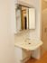 「スイートシャワー丸子」の洗面台。3面鏡を備え付けている便利な洗面台。