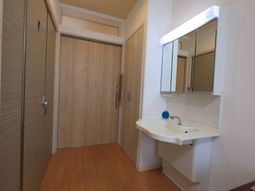 洗面台と扉のある廊下