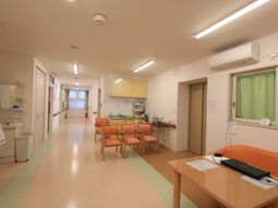 廊下の明るい風景