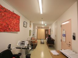 廊下に設備と掲示物