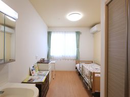 明るい個室の居室