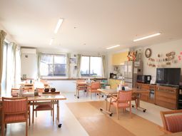 明るい空間の食堂兼リビング
