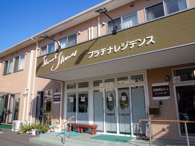 エントランス正面の建物
