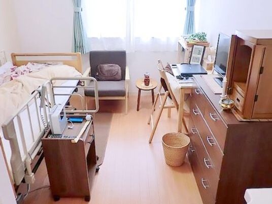 明るい居室の様子  