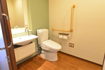バリアフリー設計のトイレ