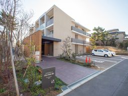 モダンな建物のエントランス