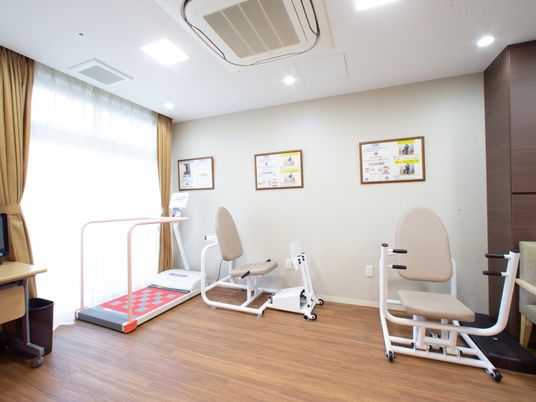 運動器具のある明るい部屋