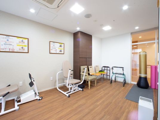 明るい運動設備が並ぶスペース