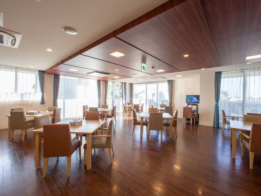 明るい共有ダイニングスペース