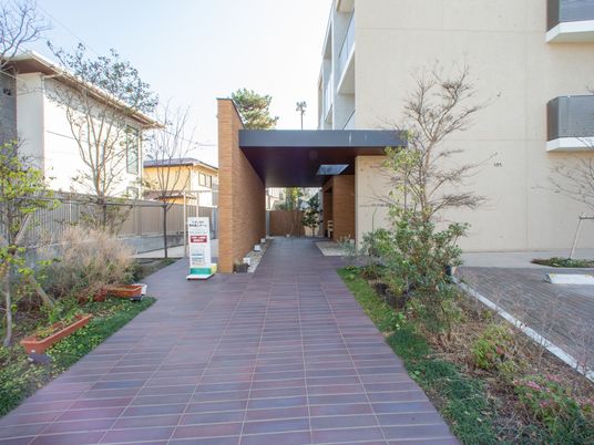 明るい日差しが差し込むエントランス