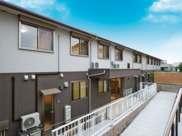 建物とバルコニーの外観 外観 バリアフリー設計の外観です。開放的なバルコニーがあり、快適な居住環境を提供します。