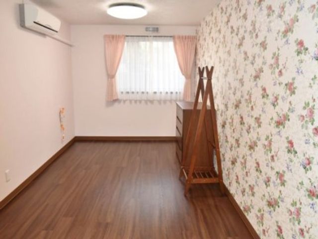 花柄壁紙の空き部屋 居室 明るく清潔感のある居室です。個人の趣味や必要に応じて家具を配置できる自由な空間です。