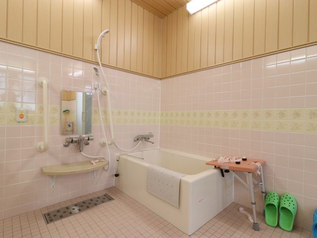 バリアフリーな浴室 浴室 手すりや座れるシャワー椅子が整い、利用者の安全を考えた設計です。