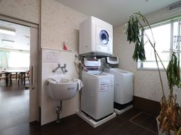 洗濯機と洗面台の一角