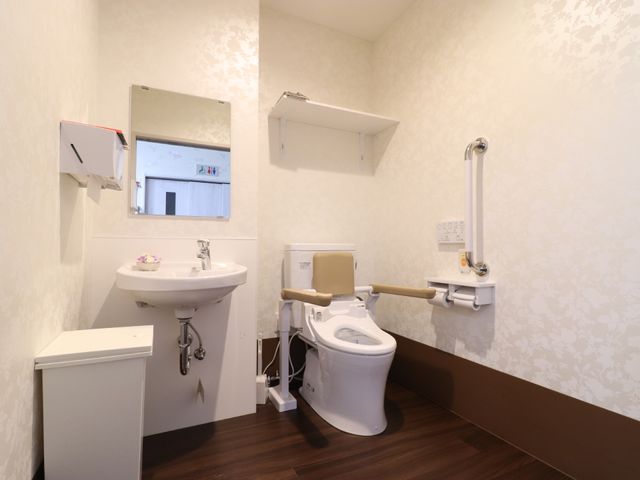 洗練されたトイレの設備 トイレ 使いやすさを考えたバリアフリー設計のトイレです。安全と利便性が配慮されています。