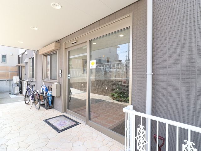 明るい玄関エリア 外観 清潔感のある入口は、職員・来訪者を温かく迎えます。