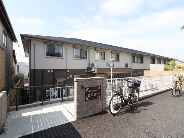 明るい日差しの外観 外観 清潔感のある門構えと自転車が静かな日常を感じさせます。