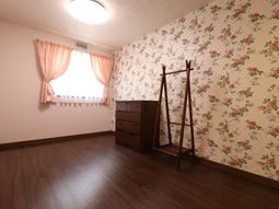 花柄の壁紙の居室