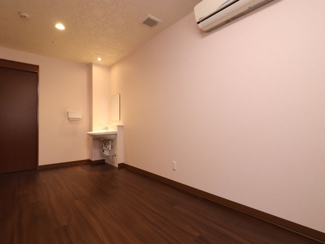 清潔な洋室の一角 居室 明るく清潔感のある空間が広がる洋室です。ゆったりとくつろぐことができそうです。