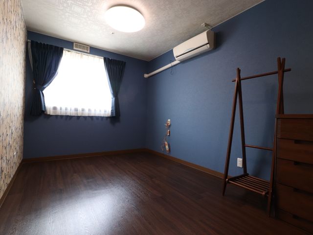 落ち着いた色の居室空間 居室 シックな壁紙が特徴の部屋です。快適な空間で働ける環境をお探しなら最適です。