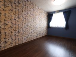 竹模様の壁紙の居室
