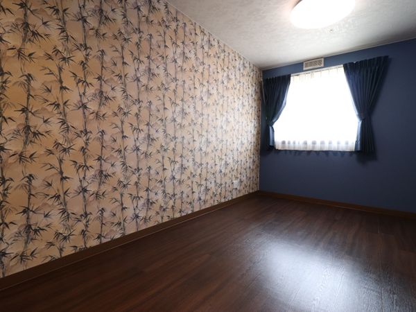 竹模様の壁紙の居室