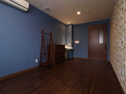 落ち着いた色の居室空間