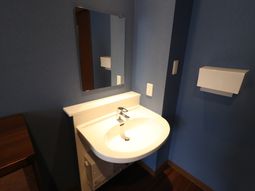 洗面台とミラーのある空間