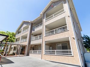 空と緑に囲まれた建物外観
