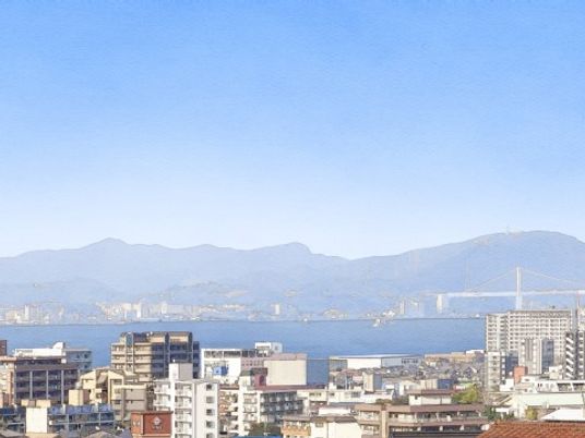 海と山を望む景観