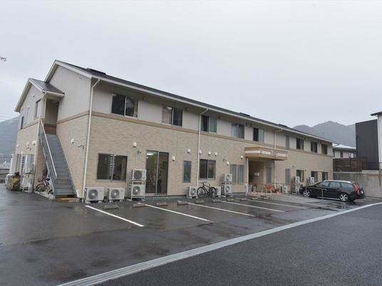 明るい外観の建物正面