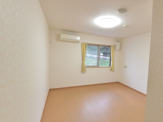 明るい和室の居室