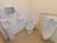 白を基調とした明るく広々としたスペースがあるトイレには洋式便器の他に小便器や手洗い台が設置されている。