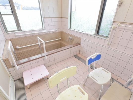 コーナーに大きな窓がある明るい雰囲気の浴室には広々とした浴槽とゆったりとした洗い場が設けられている。